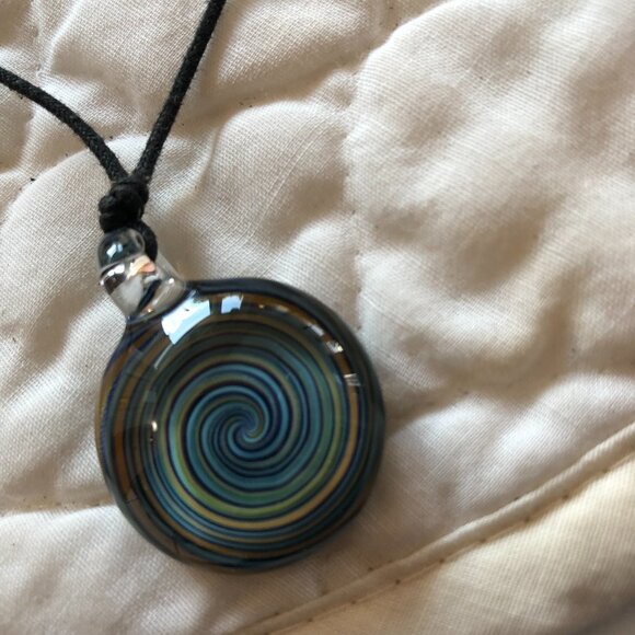 Small glass pendant on adjustable cord - Picture 1 of 3